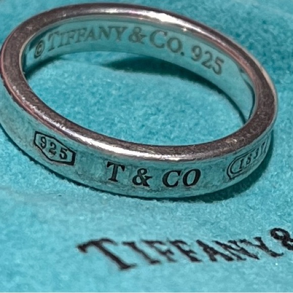 TIFFANY & Co. narrow band ring from the 1837 collection. - Picture 1 of 3